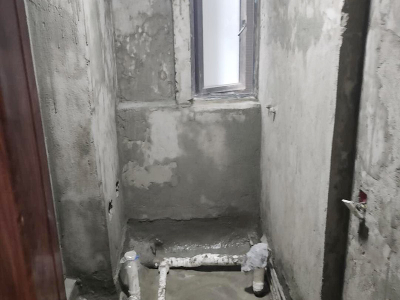 衛(wèi)生間防水找平:在進(jìn)行防水處理之前，一定先找平地面。找平層施工方法：基面有空隙、裂縫、不平等缺陷的，用水泥砂漿修補(bǔ)抹平。使基面必須堅(jiān)固、平整、干凈、無(wú)灰塵、油膩、蠟、脫模劑等以及其他碎屑物質(zhì)。找平層干燥后方可進(jìn)行防水層施工，施工期間應(yīng)防火、防水。防水層完成后，要進(jìn)行成品保護(hù)，不得上人走動(dòng)。