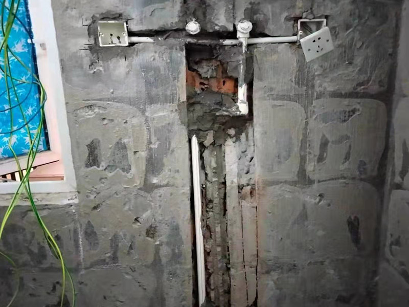浴室墻內水管安裝:水管的鋪設方式分為明裝和暗裝，明裝是將水管管道沿著天花板下、墻上、柱上、梁下、地板旁外等地方外露敷設，其優(yōu)點就是造價會比較低，施工相對方便，維修更加簡單;缺點就是水管外表容易堆積灰塵、產生凝水等，影響美觀。暗裝就是將水管管道鋪設在吊頂、地面或管溝中隱蔽敷設，暗裝的優(yōu)點是鋪設完看不到水管，比較美觀;缺點就是若后期水管出現漏水等問題不好維修。 當水管安裝完就要測試水管有無漏水情況，測試前要將水管總閥關閉，然后再將所有水龍頭打開，看看水表會不會走動，若會走動，則說明有漏水情況;若水表沒有走動，則說明水管安裝合格。測試水管的時間應為半小時左右比較好。