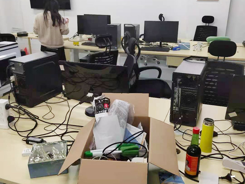 辦公室電路排線改造:首先，要想實現辦公室電腦和相關辦公設備信息接口的連網，并保證其可靈活使用性，使用穩(wěn)定性，臨時使用性，外觀美觀性。信息點的多少以及以后出現問題能否便于維護是進行辦公室網絡布線必需要考慮的因此，而辦公室布線作為用戶的最終使用的信息點(信息插座)墻上安放的位置、使用是否方便。 然后是辦公室強弱電線的布置，辦公室里強弱電(電力電源和圖象、數據、語音)線路的走向等因素都是規(guī)劃與設計的范圍之中，因此辦公室布線網絡，細節(jié)決定成敗。 最后是辦公室裝修布線需要滿足各種不同模擬或數字信號的傳輸需求。
