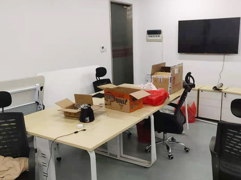 辦公室電路排線改造:首先，要想實現辦公室電腦和相關辦公設備信息接口的連網，并保證其可靈活使用性，使用穩(wěn)定性，臨時使用性，外觀美觀性。信息點的多少以及以后出現問題能否便于維護是進行辦公室網絡布線必需要考慮的因此，而辦公室布線作為用戶的最終使用的信息點(信息插座)墻上安放的位置、使用是否方便。 然后是辦公室強弱電線的布置，辦公室里強弱電(電力電源和圖象、數據、語音)線路的走向等因素都是規(guī)劃與設計的范圍之中，因此辦公室布線網絡，細節(jié)決定成敗。 最后是辦公室裝修布線需要滿足各種不同模擬或數字信號的傳輸需求。