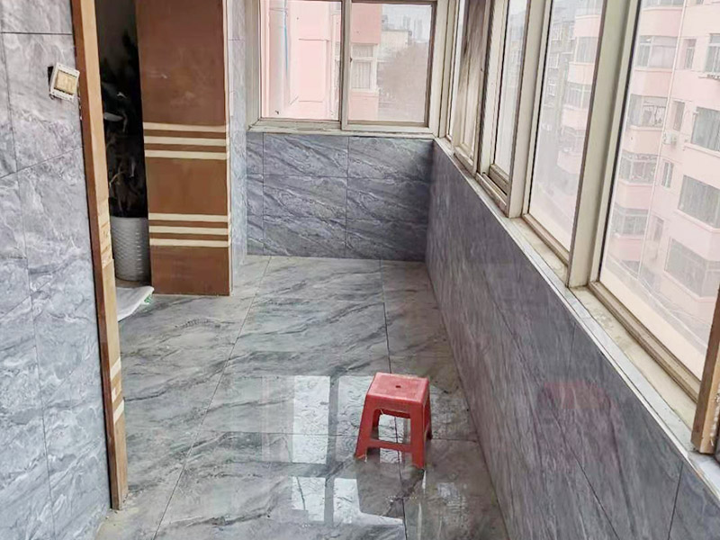 全屋瓷磚鋪貼：首先應(yīng)除去基層表面的污垢，油漬，浮灰;除去基層上所有涂料層，膩?zhàn)訉?如果基層未能達(dá)到平整度要求，需對(duì)基層進(jìn)行預(yù)先的找平處理。鋪貼瓷磚前需事先找好垂直線，以此為基準(zhǔn)鋪貼的瓷磚高低均勻、垂直美觀;此外，施工前在墻體四周需彈出標(biāo)高控制線，在地面彈出十字線，以控制地磚分隔尺寸。加水后將粘結(jié)劑漿料攪拌至潤(rùn)滑均勻，無(wú)明顯塊狀或糊狀結(jié)塊，攪拌后的漿料靜置5-10分鐘后再稍加攪拌1-2分鐘即可使用。將瓷磚平整地鋪貼在基層上，使用橡膠錘將瓷磚拍實(shí)鋪平。施工過(guò)程中，可小幅度轉(zhuǎn)動(dòng)瓷磚，使?jié){料與瓷磚背面充分接觸。