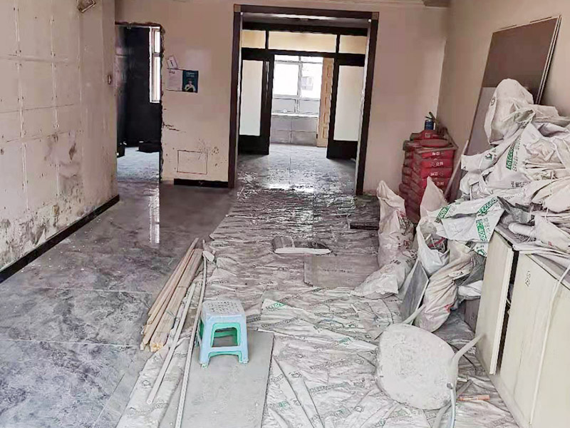 全屋瓷磚鋪貼：首先應(yīng)除去基層表面的污垢，油漬，浮灰;除去基層上所有涂料層，膩?zhàn)訉?如果基層未能達(dá)到平整度要求，需對(duì)基層進(jìn)行預(yù)先的找平處理。鋪貼瓷磚前需事先找好垂直線，以此為基準(zhǔn)鋪貼的瓷磚高低均勻、垂直美觀;此外，施工前在墻體四周需彈出標(biāo)高控制線，在地面彈出十字線，以控制地磚分隔尺寸。加水后將粘結(jié)劑漿料攪拌至潤(rùn)滑均勻，無(wú)明顯塊狀或糊狀結(jié)塊，攪拌后的漿料靜置5-10分鐘后再稍加攪拌1-2分鐘即可使用。將瓷磚平整地鋪貼在基層上，使用橡膠錘將瓷磚拍實(shí)鋪平。施工過(guò)程中，可小幅度轉(zhuǎn)動(dòng)瓷磚，使?jié){料與瓷磚背面充分接觸。