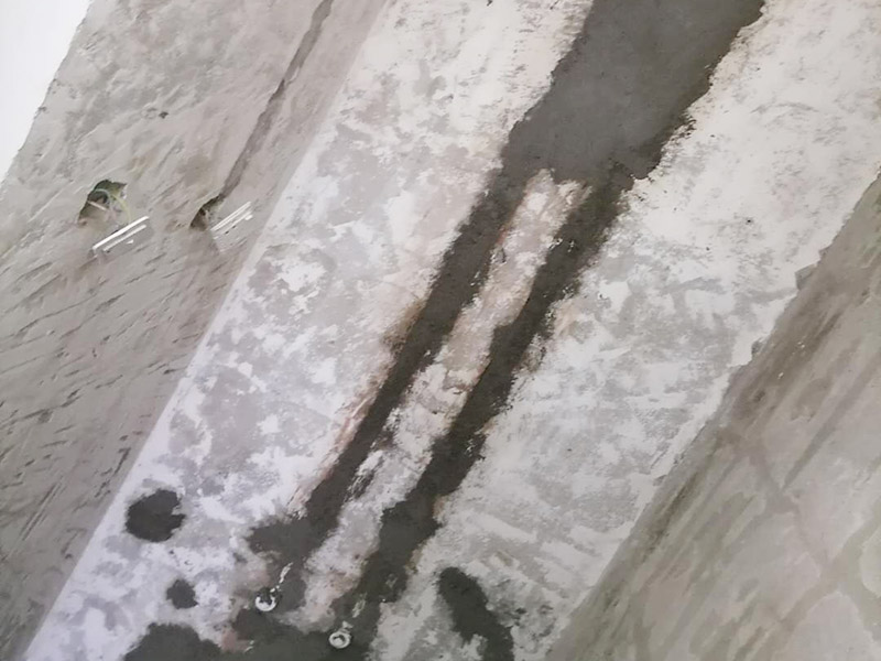 墻內(nèi)水管安裝維修：首先要根據(jù)自己家里的衛(wèi)生間的布局,確定墻排馬桶的安裝位置,再弄好排水管。整個隱蔽式水箱的安裝過程相對來說是簡單的,整個過程大約6個小時就可以了。為了安裝入墻水管過程中不必要的浪費行為，安裝人員應(yīng)量好所需管材的長度進行切割。管材切割采用專用管剪切斷，管剪刀片卡口應(yīng)調(diào)整到與所切割管徑相符，旋轉(zhuǎn)切斷時應(yīng)均勻加力，斷管時，斷面應(yīng)同管軸線垂直，切斷后，斷口整圓截面無毛刺。
