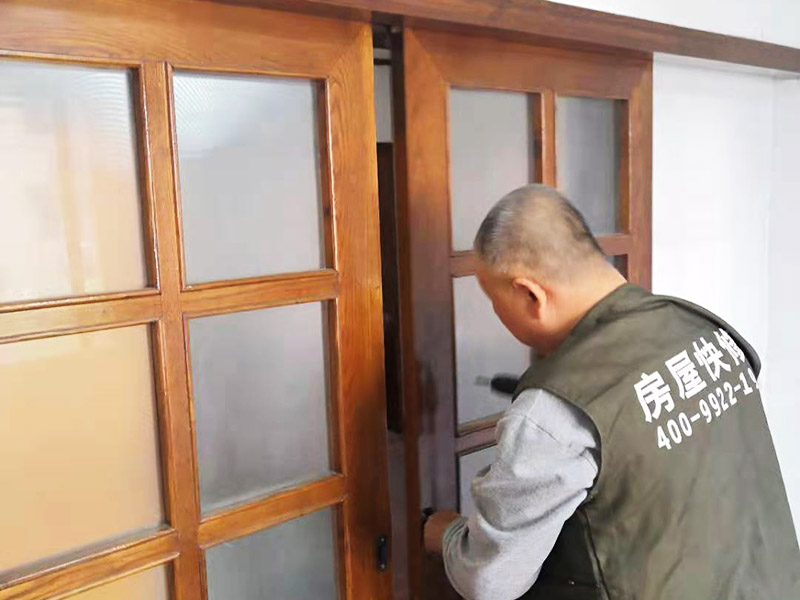 打了推拉門上門維修電話卻沒(méi)有師傅上門，我想自己動(dòng)手修門該從何下手
