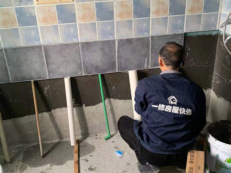 墻面貼瓷磚維修:首先將沙子和水泥按照3：1的比例混合后兌少量的水，使水泥和沙子混合到可以用手攥成團(tuán)的黏稠度,在鋪磚之前先將要鋪的地方用水潑濕。將開始和好的水泥和沙子鏟到你要鋪瓷磚的地方,鏟完以后用小鏟子初步抹平,然后用一根小平板抹平表面，然后瓷磚背后抹上開始和好的那盆比較稠的水泥漿。再將抹好水泥的磚小心平放到要鋪的地方，注意對縫。再用橡膠小榔頭敲實(shí)，用水平尺找平。最后在側(cè)邊用小榔頭的把手堵嚴(yán)實(shí)。