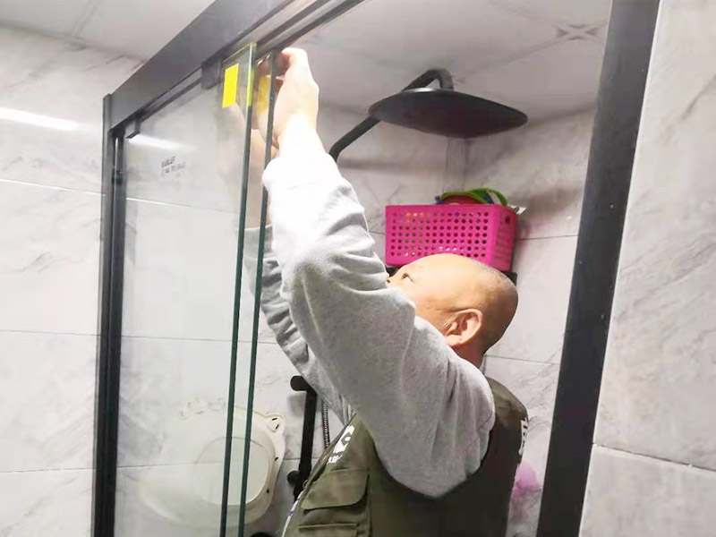 門窗安裝維修：第一步.先把框子抬到洞口上去看看是否平整是否需要窗戶拼接，是否要切保溫墻等…… 第二步，用激光水平儀打水平調方調整，不平的者用木頭塊墊平，保正在同一水平線上。方可固定死。特殊情況水平正負不能偏差3毫米。 第三步，用自制的靠尺來效準立面，和側面的垂直。校正以后打發(fā)泡膠讓它填充死，固定結實。 第四步，應立好一個窗戶應拍照回傳，以確保正確安裝。若有錯誤好及時改正。以及安裝現(xiàn)場步棸照片及時回傳。 第五步，等發(fā)泡膠完全干透方可打固定電錘。上漲管螺絲。 第六步，澤窗戶全部固定好以后，進行下一步清除窗戶內外多余的發(fā)泡膠。