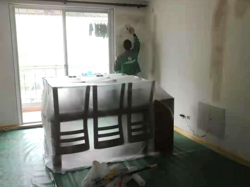 客廳墻面翻新家具保護：在墻面翻新前，需要先將舊漆面鏟除干凈，之后在進行打磨，將墻面的浮沉雜物都清理干凈。如果墻面有凹凸不平的情況，要先用膩子修補，如果墻面出現(xiàn)空鼓的現(xiàn)象，也要將整面的墻皮進行鏟除，在做后續(xù)的處理?；鶎幼鐾旰?，需要將施工區(qū)域的家具物件移除，避免在翻新過程中，使家具受到損傷。