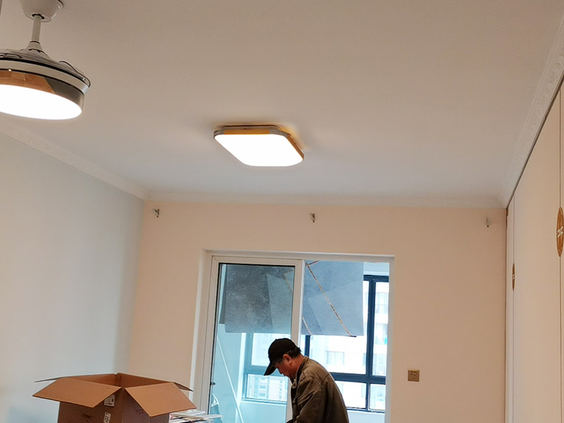 燈具安裝：開始進行房頂?shù)臏y量，進行找中就是房間的正中，一般都有房屋基礎(chǔ)留的電線盒，但是他只是大概的中，需要我們進行南北東西的測量找出房頂?shù)恼小Ｓ勉U筆畫上記號。將燈具的固定底座的中心與房頂找的中心重合，然后底座固定的點位就是固定螺栓的點位，然后打眼，打眼現(xiàn)在一般的重的燈（超過10斤）/客廳燈用鐵膨脹螺栓10號轉(zhuǎn)頭打眼；如果是比較輕的燈用塑料脹管即可8號轉(zhuǎn)頭打眼。