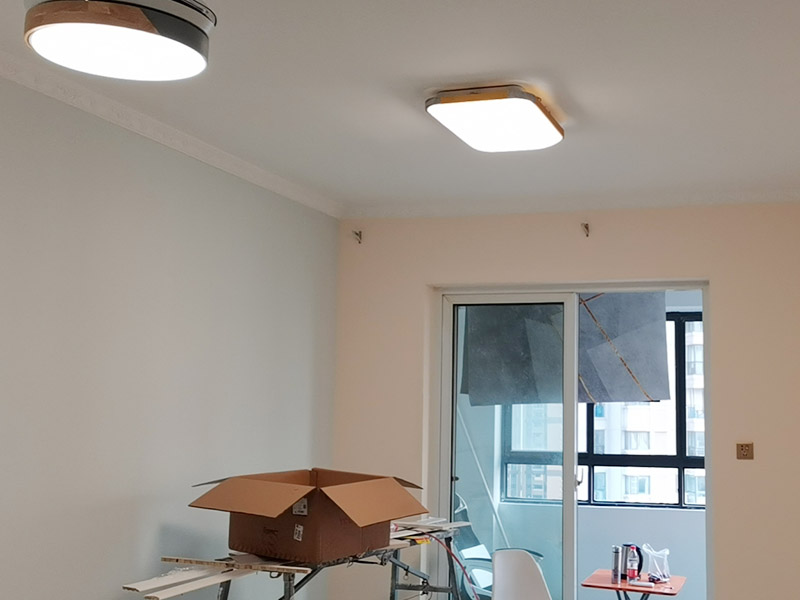 燈具安裝：開始進行房頂?shù)臏y量，進行找中就是房間的正中，一般都有房屋基礎(chǔ)留的電線盒，但是他只是大概的中，需要我們進行南北東西的測量找出房頂?shù)恼小Ｓ勉U筆畫上記號。將燈具的固定底座的中心與房頂找的中心重合，然后底座固定的點位就是固定螺栓的點位，然后打眼，打眼現(xiàn)在一般的重的燈（超過10斤）/客廳燈用鐵膨脹螺栓10號轉(zhuǎn)頭打眼；如果是比較輕的燈用塑料脹管即可8號轉(zhuǎn)頭打眼。