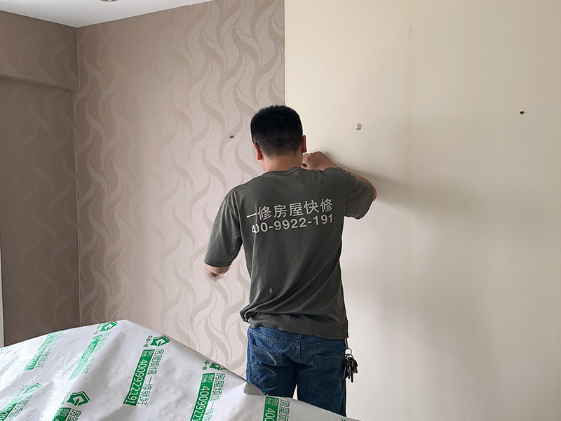 客廳墻面墻紙鏟除：盡量貼近墻面，捏住墻紙的一角，試著將其從墻面上揭下。朝著自己的方向?qū)垊冸x墻面，這樣更容易揭下墻紙。如果不容易撕的話，可以在墻面滾刷一些肥皂水，然后用美工刀、剃刀片或墻紙刮刀，沿水平方向?qū)⑴f墻紙割開，讓溫肥皂水或墻紙剝除劑滲到墻紙的后面，軟化粘合劑，然后就可以從石膏墻上撕除或刮除墻紙了。