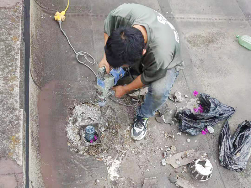 屋頂排水管疏通防水：屋頂排水不做好，不止是樓頂住戶遭殃哦，如果上面沒(méi)問(wèn)題，就是整體防水層出問(wèn)題了，結(jié)構(gòu)板阻水，水從薄弱的地方留出很正常，如果這里在下面堵了，會(huì)從別的地方出來(lái)。首先就先要將周邊清理干凈然后再電鉆疏通維修。