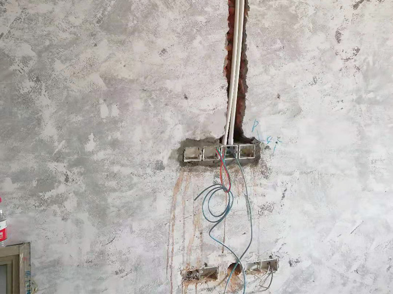 全屋電路改造：電路是家居裝飾中的隱藏工程，是家居裝飾的必然步驟。彈好平行與垂直線開槽，放好開關(guān)插座底盒，而開關(guān)插座底合安裝要彈水平線開槽，廚衛(wèi)間須根據(jù)設(shè)計的使用功能進行彈線開槽。布線都是使用線管進行暗埋，電線需要并頭連接，不能隨便連接，接頭處需要使用按壓接線法，線接好之后，使用絕緣膠布包住。