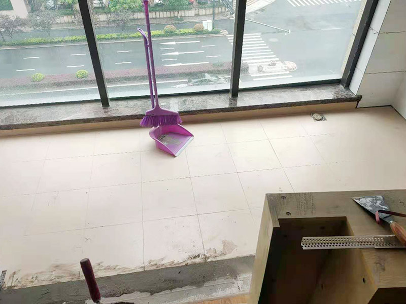 陽臺地磚不拆除鋪貼：不拆除原地磚,在原地磚上再鋪地磚可以嗎？可以，這樣能省一些成本，不過效果可能就沒有拆除地磚來的好。先將舊瓷磚的表面清理干凈，然后使用瓷磚粘結(jié)劑在舊瓷磚上做一層基礎(chǔ)涂刷，新的瓷磚背面也要抹上一層粘結(jié)劑（涂抹厚度只要覆蓋住背面的紋理即可），之后就可以直接貼新瓷磚了。