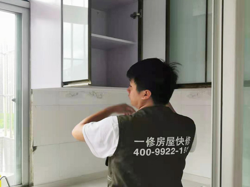 廚房裝修翻新完工：首先要做好的就是廚房的成品保護，然后就可以開始對廚房中不合理的地方根據(jù)設計圖和現(xiàn)場的規(guī)劃進行打拆工作了，瓷磚鋪設完成和天花都做好之后，就要開始安裝櫥柜和櫥柜臺面、灶臺、水槽等家具，安裝好之后，需要對櫥柜進行調試。