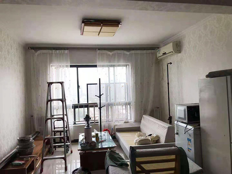 客廳翻新裝修：老墻面的水泥層都有可能存在損壞嚴(yán)重的情況，可以將損壞的墻面部分全部鏟除，之后再使用水泥進(jìn)行涂抹。然后刷底漆，底漆具有防潮、保護(hù)墻面、提高墻面粉刷效果的作用。必不可少的步驟。后面就能刷乳膠漆，記得進(jìn)行涂刷的時候也要從上到下順著一個方向進(jìn)行涂刷。