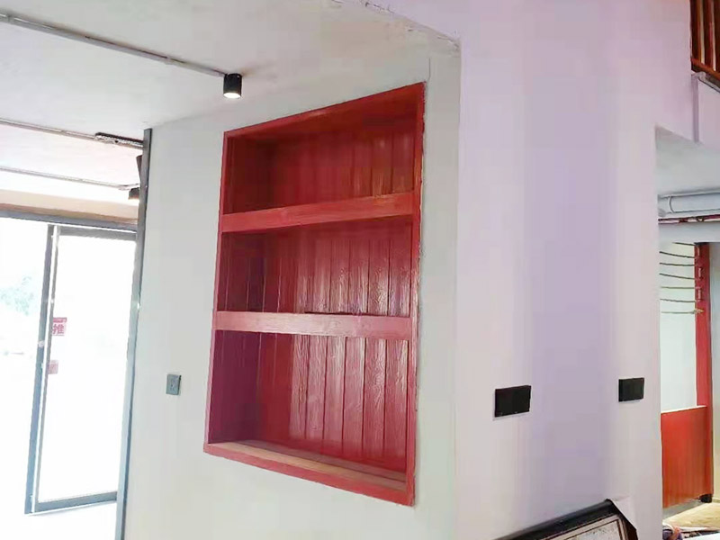 展示柜刷油漆改色：首先需要除去展示柜上的浮塵和積土，然后用細(xì)砂紙進(jìn)行摩擦擦除，注意不要太用力導(dǎo)致家具表面受損，如果有破損的地方，就需要先行修補(bǔ)再刷漆。