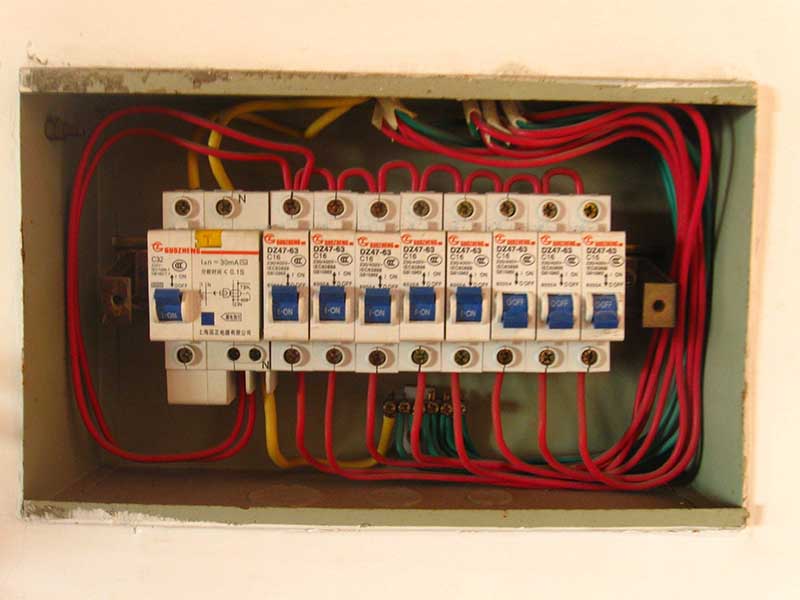  跳閘了推上去還是沒(méi)電怎么辦？聯(lián)系專業(yè)電工師傅上門處理更可靠