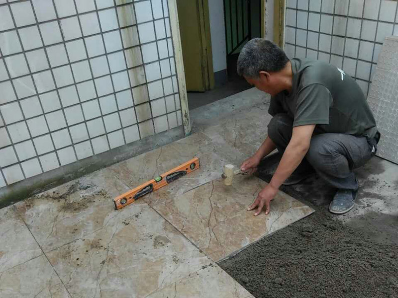 鋪貼瓷磚要留縫，避免開裂起拱好處多-