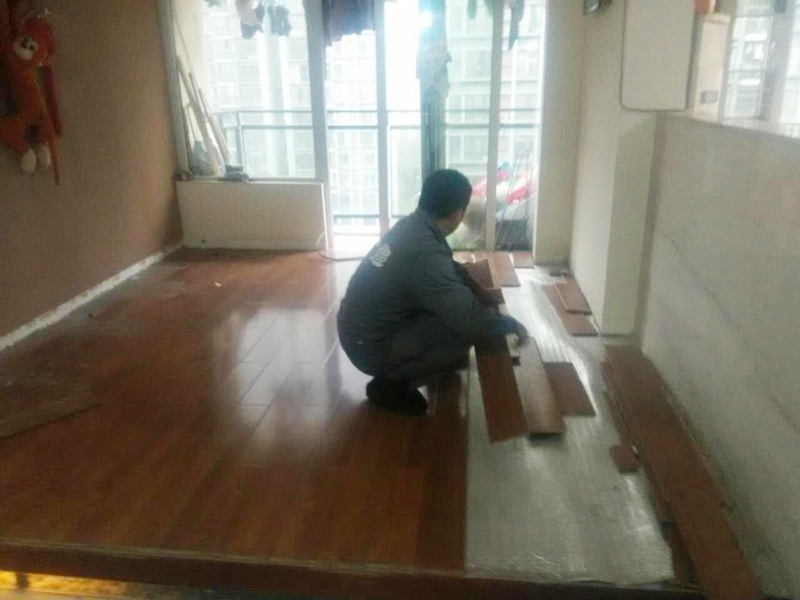 貼地板磚多少錢一平方？貼地板磚一平方