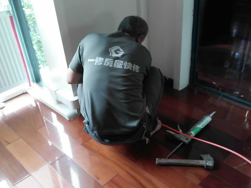 木地板安裝后問(wèn)題多，也許是工人沒(méi)注意