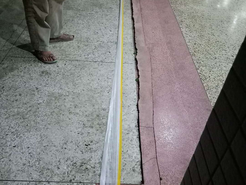 深圳車庫(kù)門維修有哪些方法，在軌道上噴