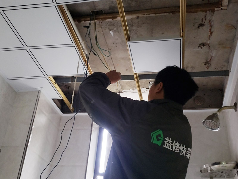 樓上廚衛(wèi)漏水到吊頂上面，樓上漏水怎么