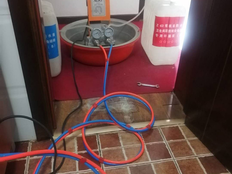 頂樓衛(wèi)生間地磚縫滲水，衛(wèi)生間地磚縫滲