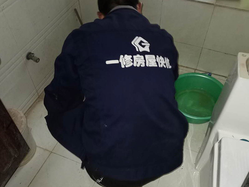 樓上漏水樓下如何補(bǔ)漏，樓上沒(méi)用水怎么