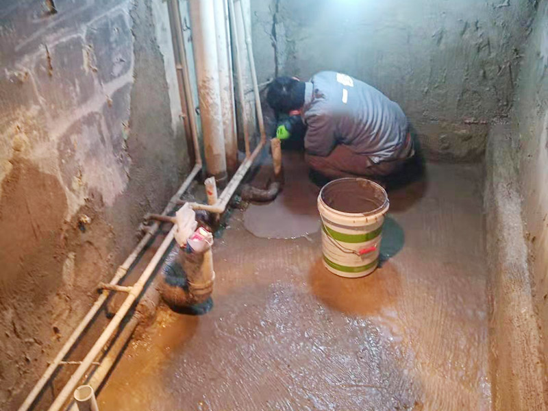 樓上下水道漏水誰負責，樓上廁所管道漏