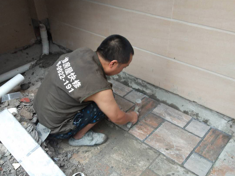 成都廚房翻新瓷磚不想敲怎么辦，廚房老