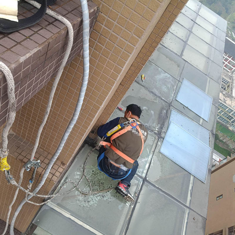 玻璃采光屋面漏水要用什么材料補漏？