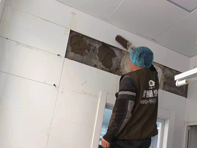 陽臺的瓷磚墻面起堿怎么回事？